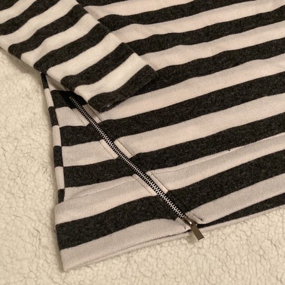 French Laundry | Women’s V-Neck Striped Long Sleeve Tunic - Picture 5 of 5